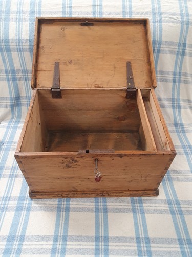 Antique pine box with - , key
