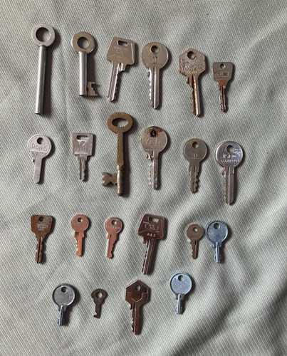 Job lot old used keys - old,