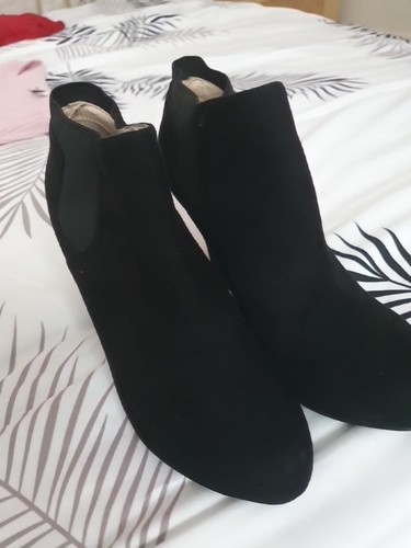 Womans size swede guess - size,
