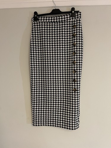 Size medium black - medium, white