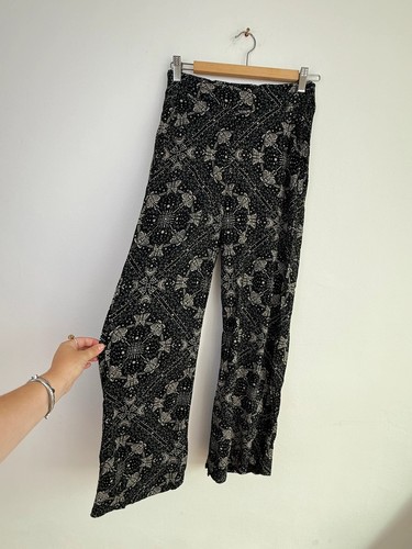 Disturbia moth print - print, leg