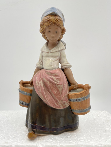 Lladro figurine girl - figurine, with