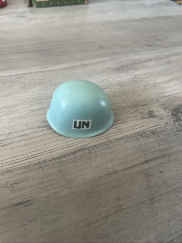 Vintage tommy gunn - un, helmet