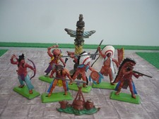 BRITAINS DEETAIL FULL SET 6 INDIANS TOY SOLDIERS & TOTEM POLE & FIRE