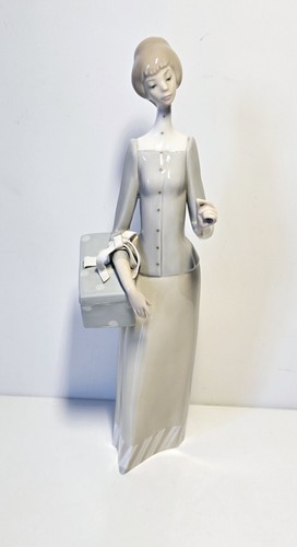 Lladro 4700 the dressmaker - lladro,