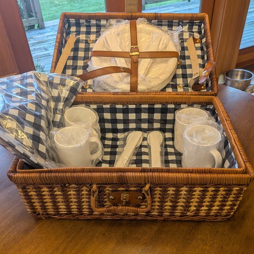 Vintage wicker picnic - ​vintage,