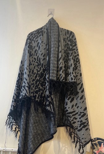 Grey black animal - grey/black,