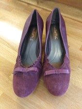 Bnwob ladies suede court - court, shoes