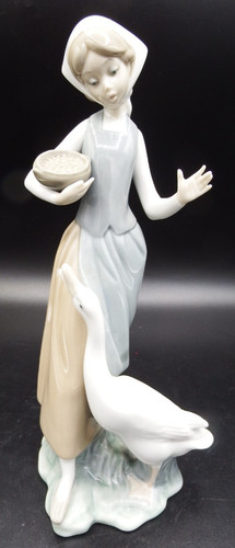 Lladro figurine girl - figurine, with