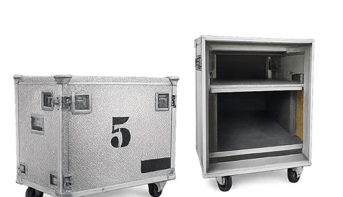 Flight case wheels - on,