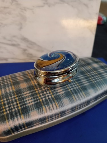 Pillbox with enamel - with,