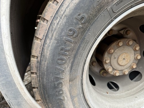 285 5 tyres - 285/70/19.5,