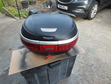 Givi E52 large top box has a brake light fitted will fit all monokey plates
