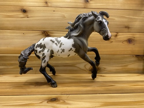 Breyer collector club - collector, shelby