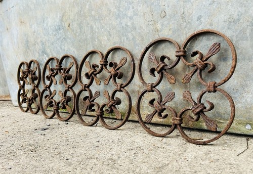 Beautiful rusty fleur lys - de,