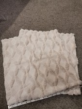 2 Super soft decorative fluffy