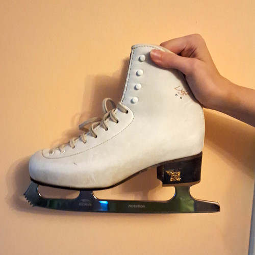 Vison figure skates - size, 7