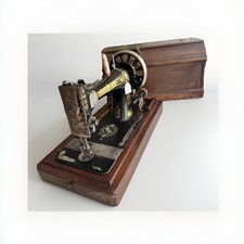 VINTAGE SINGER CLASS ANTIQUE Sewing Machine with Wooden Case circa 