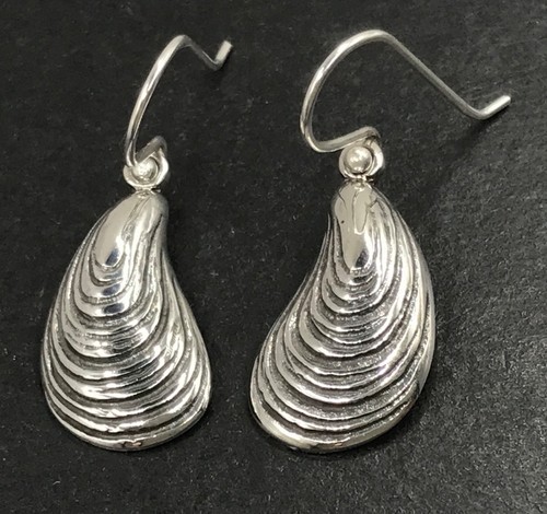 Mussel drop earrings solid