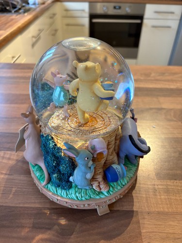 Disney snow globe winnie - snow,