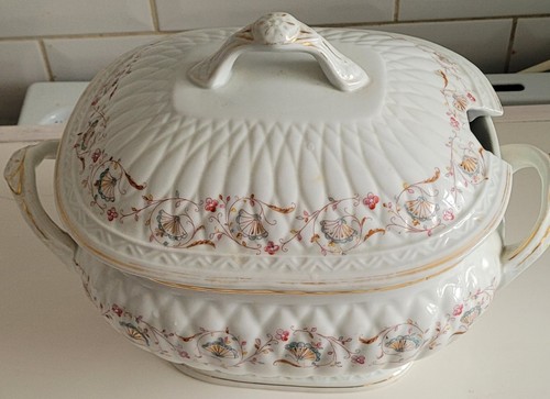 Tureen with lid - and, handles