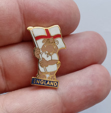 England Bulldog Flag Crest Enamel Football Lapel Pin Badge.     PB3-420