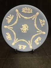 WEDGWOOD Cupid Cake Plate White on Blue Boxed (Z6)