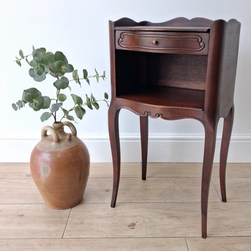 Extremely pretty vintage - extremely,
