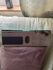 Logitech Slim Wireless Keyboard and Mouse Combo MK470 Full-size Numeric black