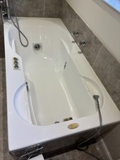 Equisite and Luxurious Jacuzzi Bathtub with 5 large jets