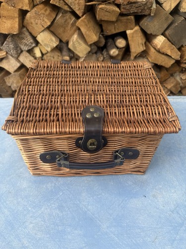 Small vintage wicker picnic - small,
