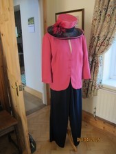 Jacques Vert Pink and black trouser suit  with hat - size 16