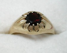 9ct Gold Garnet Solitaire