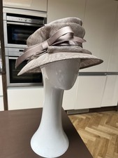 MADDOX MOTHER OF THE BRIDE CHAMPAGNE HAT RACES BOW 100% STRAW WEDDING ATTRIE