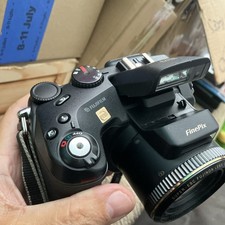 A Fujifilm s7000 Finepix Fuji  Digital Camera 6.3MP 19X Zoom Black S36