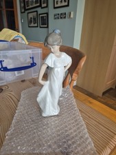 Nao LLADRO Porcelain Figurine