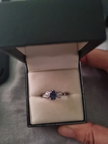 9ct white gold - , oval-cut