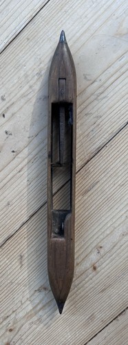 Wooden brown weaving shuttle - brown,