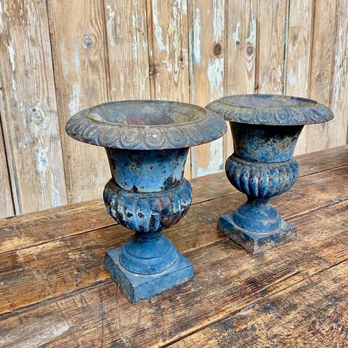 Antique cast iron garden - , urn