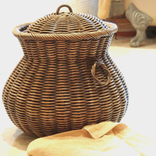 wicker laundry basket / Ali