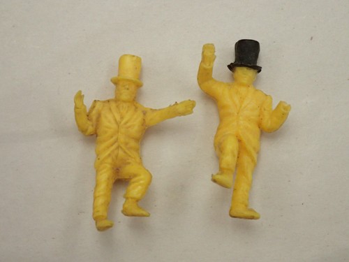 Pair 4mm scale - scale, unpainted