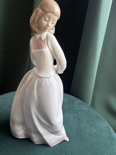 Lladro 6754 sweet shy - 6754,