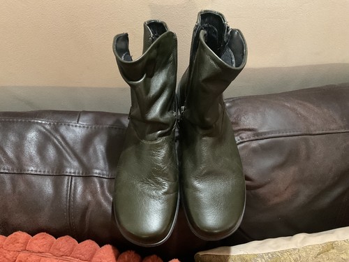 Hotter dark green - dark, whisper