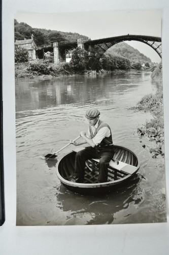 Man coracle river iron - man, bridge