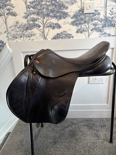 Albion k2 jump saddle - 17.5”,