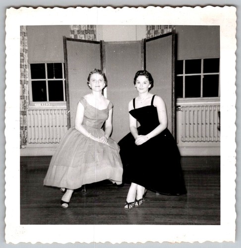 Vtg snapshot two women - b&w,