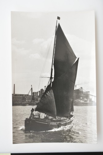 Thames sailing barge azima - sailing,