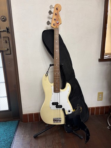 Squier fender precision - by,