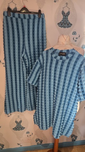 Pretty teal blue crinkle top - pretty,