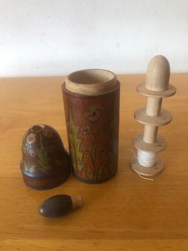 Vintage wooden sewing - (old),